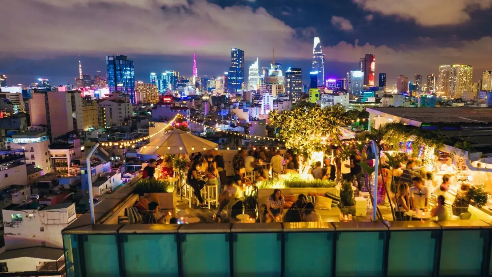 Banana Mama Rooftop Bar — thiên đường cocktail trên mái Sài Gòn