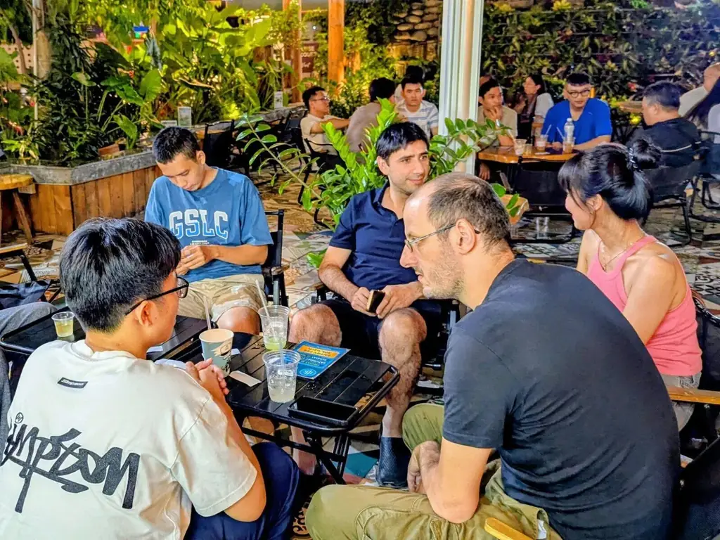 Người Việt và expats trò chuyện 1-1 tại buổi Buddies Club ở Tayson Cafe Sài Gòn