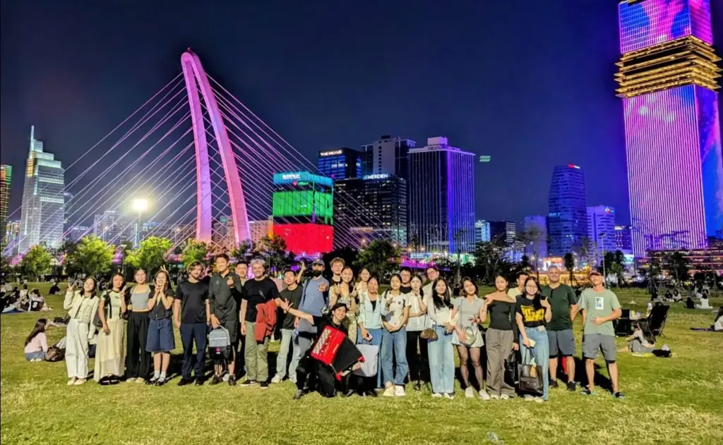Cả nhóm Buddies Club chụp ảnh ban đêm tại công viên bờ sông gần Landmark 81, Sài Gòn