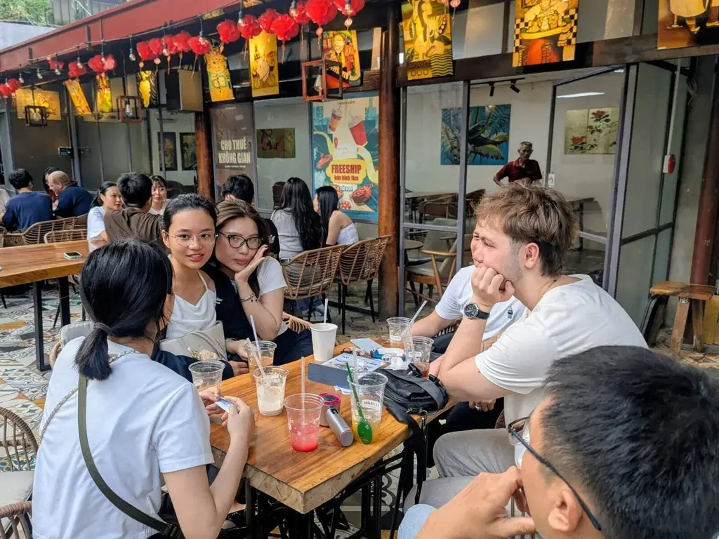 Bàn trò chuyện giữa người Việt và bạn nước ngoài tại Buddies Club, Tayson Cafe Sài Gòn