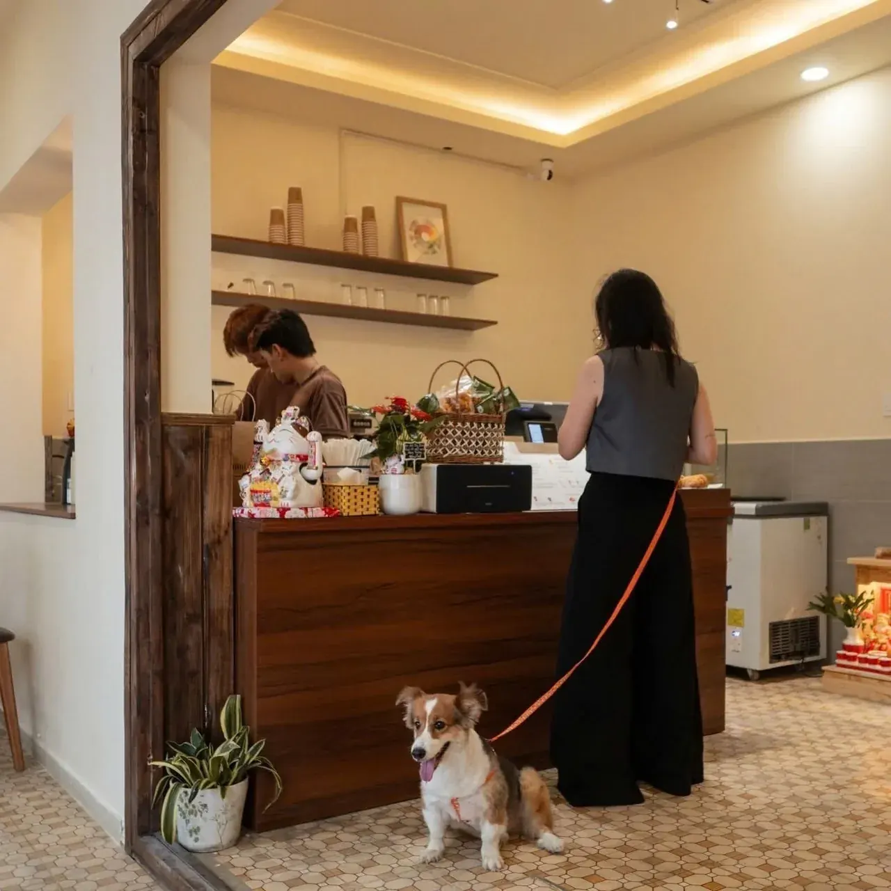 Quầy thanh toán Cà Viết Hoa thân thiện thú cưng — chú corgi ngồi chờ chủ