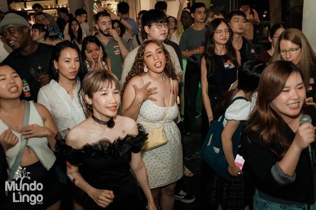 Đám đông Mundo Lingo Saigon hát và nhảy cùng nhau trong đêm karaoke quốc tế
