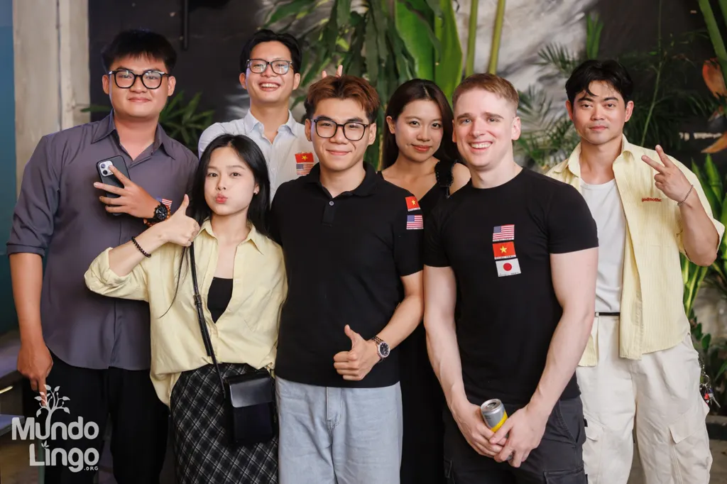 Nhóm bạn người Việt và quốc tế chụp ảnh kỷ niệm tại Mundo Lingo Saigon