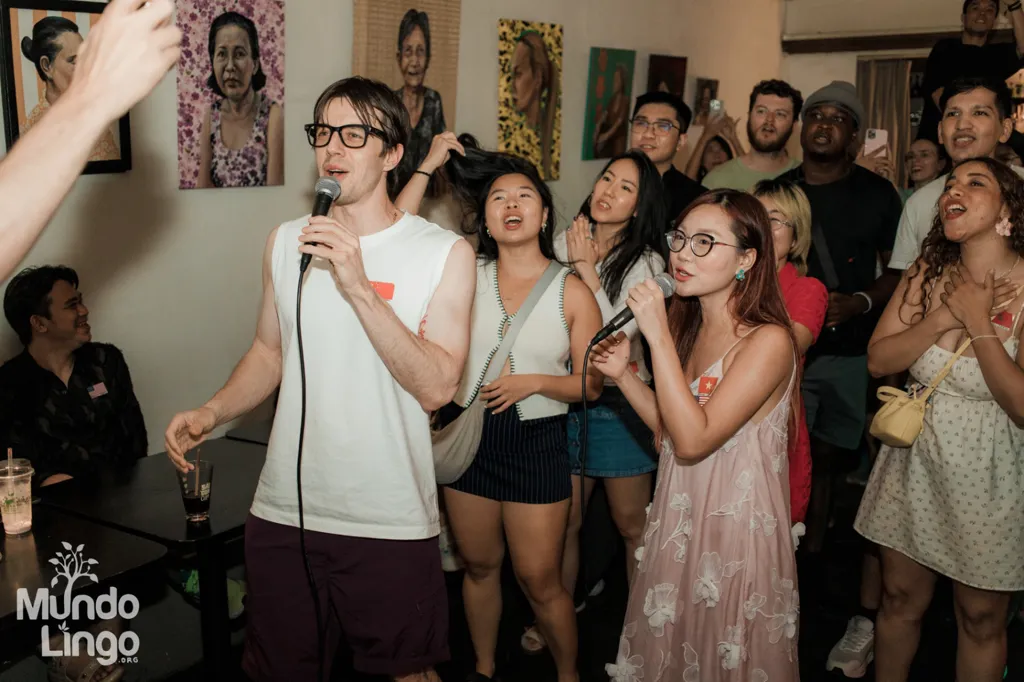 Khách Mundo Lingo Saigon hát karaoke đa ngôn ngữ tại Green Box Thảo Điền