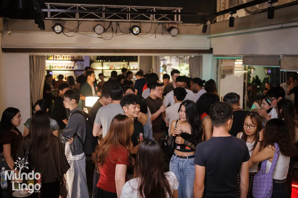 Đám đông quốc tế tụ họp tại Green Box trong tối Mundo Lingo Saigon