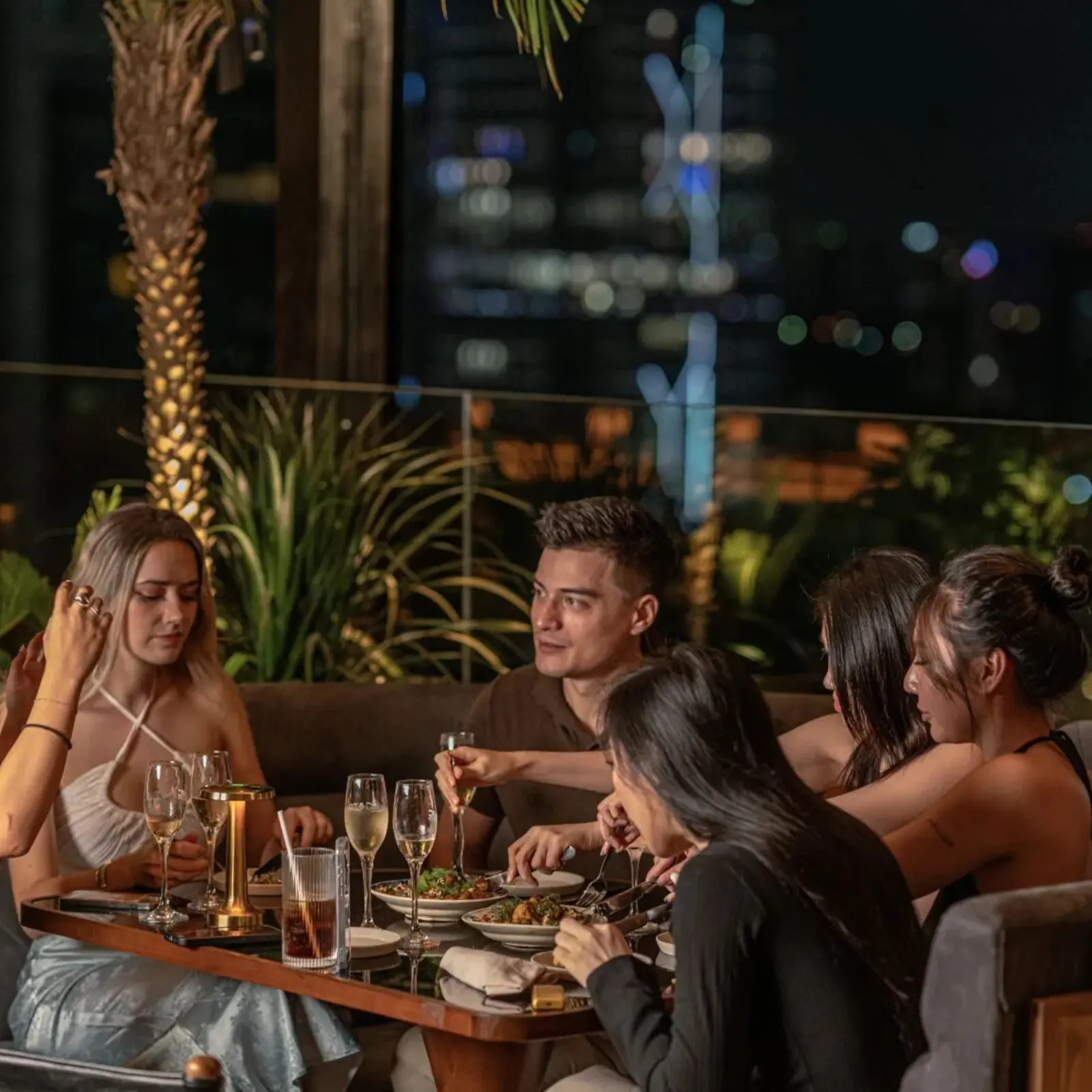 Bữa tối tại Papaya Papa với rượu vang trắng, sharing plate và view đêm Sài Gòn