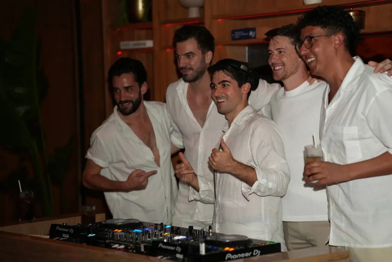Nhóm bạn quốc tế tại booth DJ Papaya Papa, mặc trắng trong đêm white party