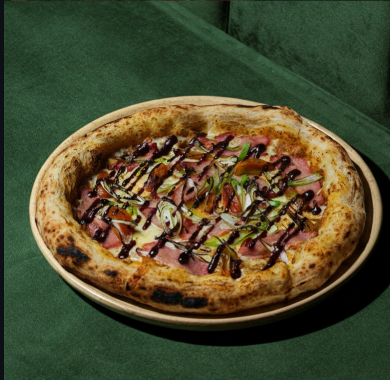 Pizza Mortadella rưới sốt balsamic và hành lá tại Amano Pizza Saigon