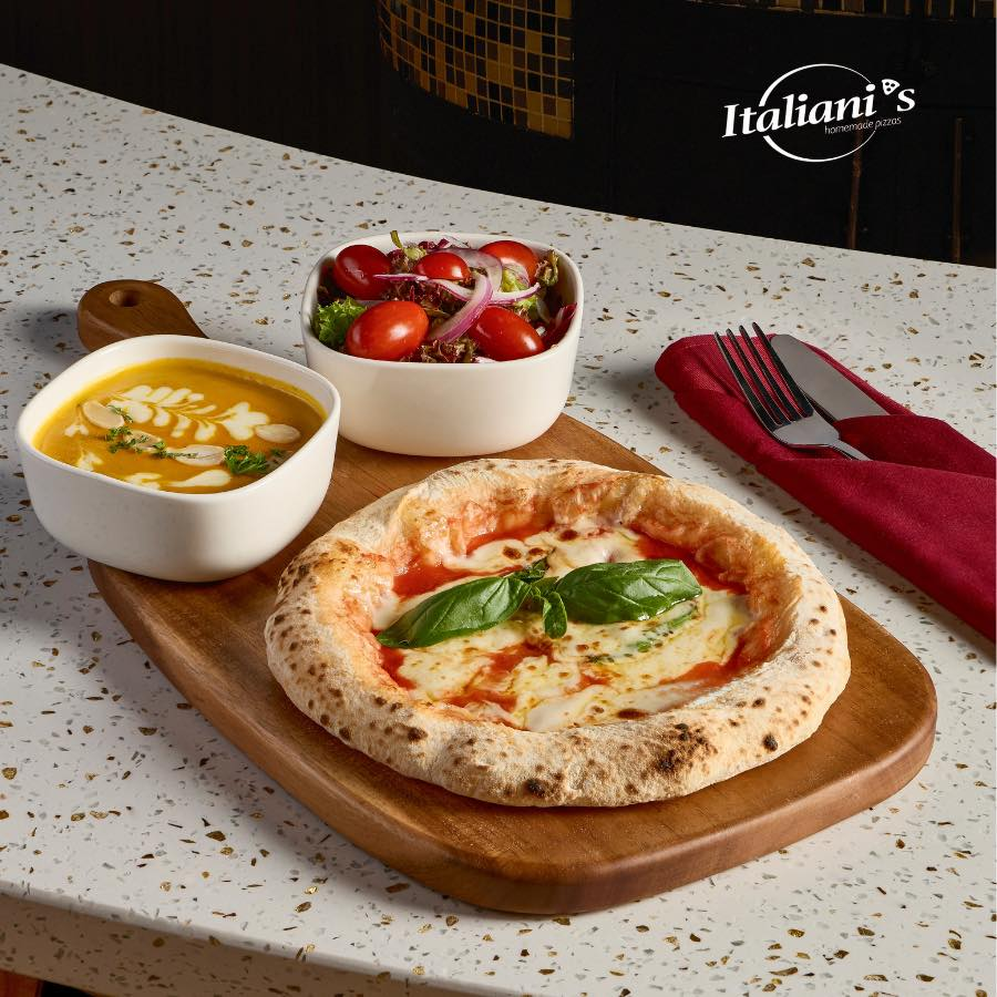 Pizza Margherita lò củi ăn kèm soup bí đỏ và salad tại Italiani's Pizza Quận 1