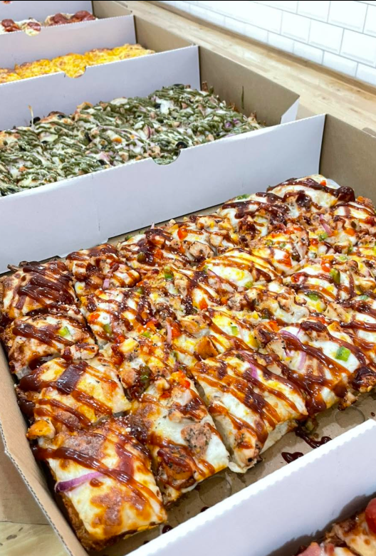 Pizza Detroit-style sốt BBQ và Teekay heo hầm tại Lamie Pizza Sài Gòn