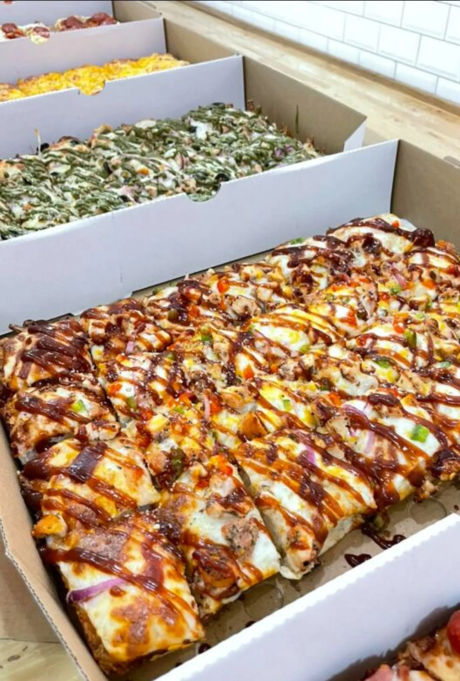 Pizza Detroit-style sốt BBQ và Teekay heo hầm tại Lamie Pizza Sài Gòn Pizza Detroit-style sốt BBQ và Teekay heo hầm tại Lamie Pizza Sài Gòn