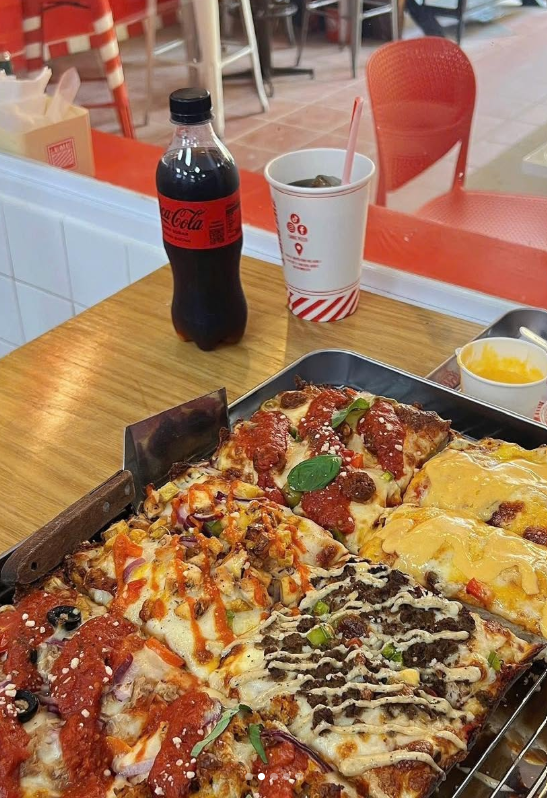 Khay Detroit-style pizza nhiều vị tại Lamie Pizza Quận 1, dùng kèm Coca-Cola